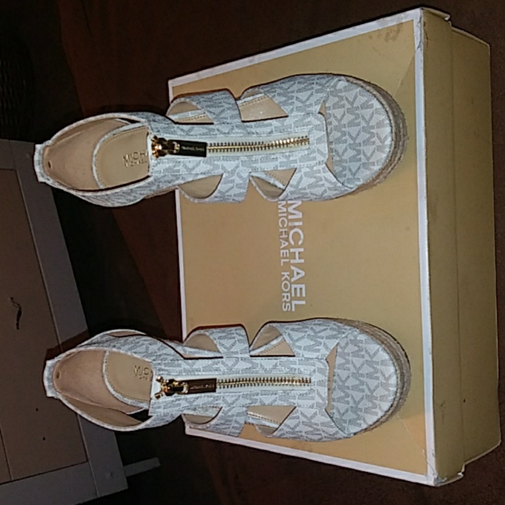 Shoes - Picture 2 of 5